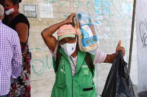 Salvador Por Todos entrega cestas básicas a beneficiados.